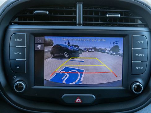 Used 2025 Kia Soul LX w/ LX Technology Package FWD image 19