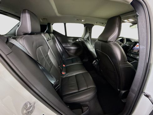 Used 2023 Volvo XC40 B5 Plus image 27