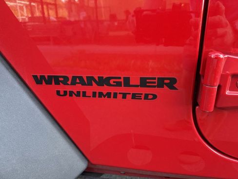 Used 2017 Jeep Wrangler Unlimited Rubicon w/ Max Tow Package AWD/4WD image 6