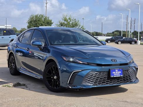 Used 2025 Toyota Camry SE FWD image 2