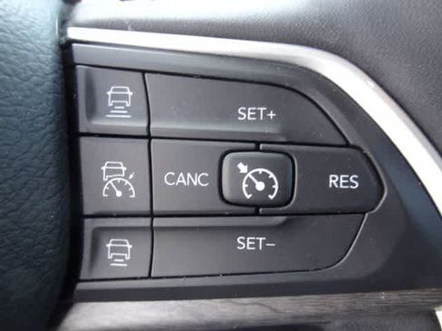 Used 2023 Jeep Grand Cherokee L Limited AWD/4WD image 25
