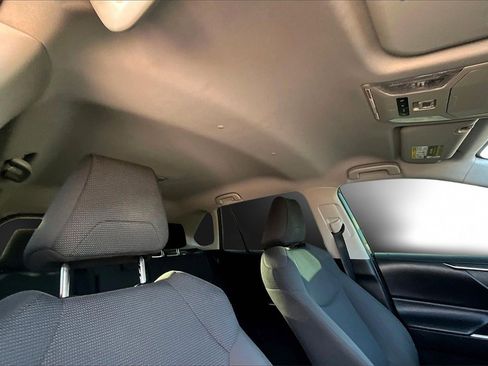 Used 2020 Toyota RAV4 LE image 13