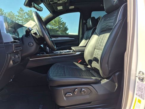 Certified 2025 Cadillac Escalade Premium Luxury Platinum AWD/4WD image 24