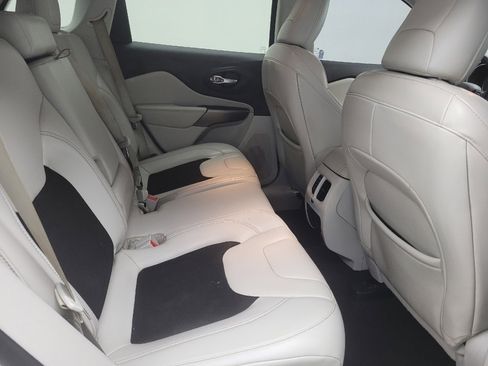 Used 2020 Jeep Cherokee Latitude Plus w/ Comfort/Convenience Group image 19