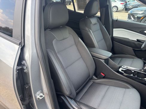 Used 2025 Chevrolet Trax LT image 34