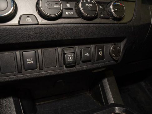 Used 2022 Toyota Tacoma TRD Off-Road image 14