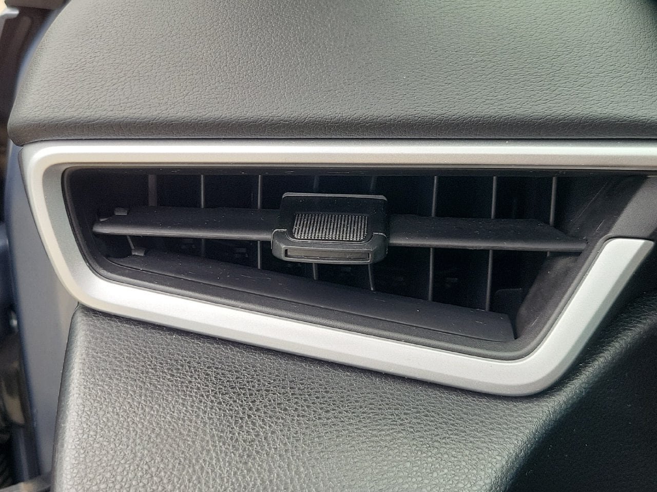 Used 2025 Toyota Corolla LE FWD image 31