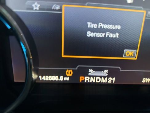 Used 2016 Ford F150 Platinum w/ Equipment Group 701A Luxury image 9