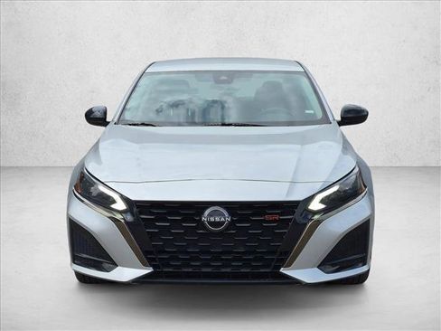 Used 2024 Nissan Altima 2.5 SR FWD image 2