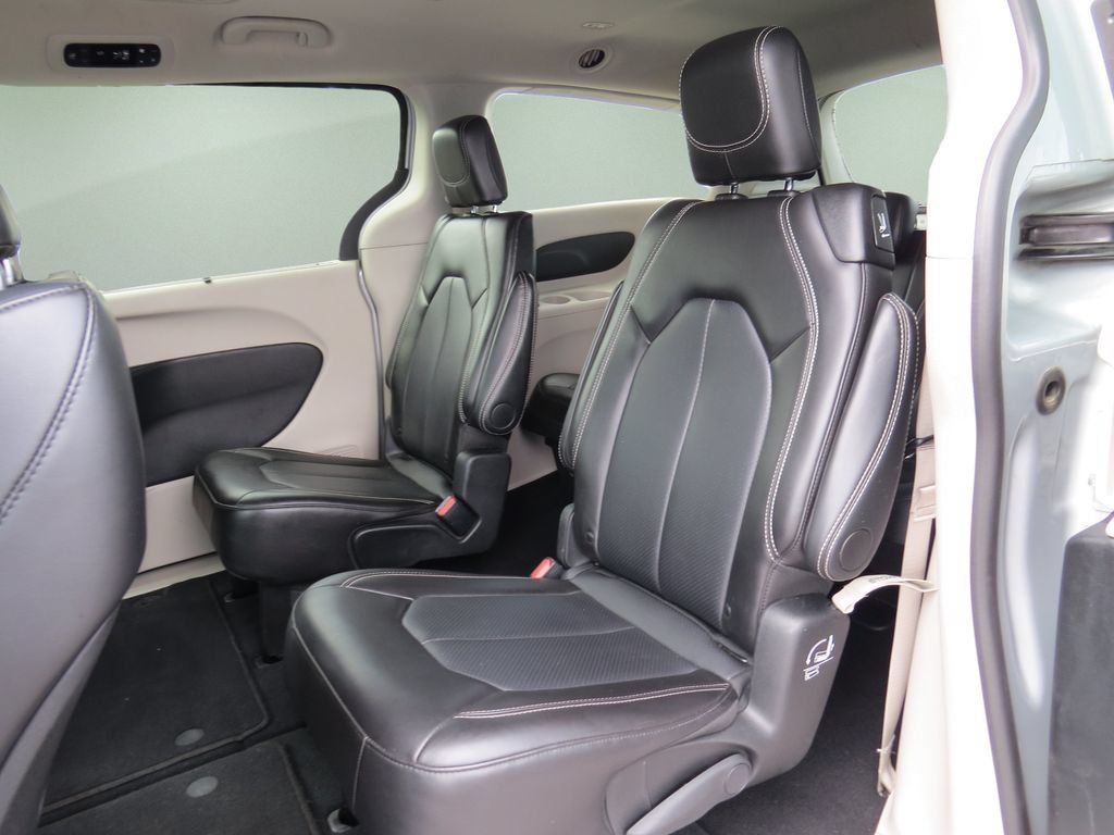 Used 2024 Chrysler Pacifica Touring-L FWD image 15