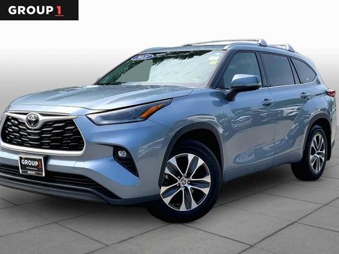 Used 2021 Toyota Highlander XLE AWD/4WD image 1
