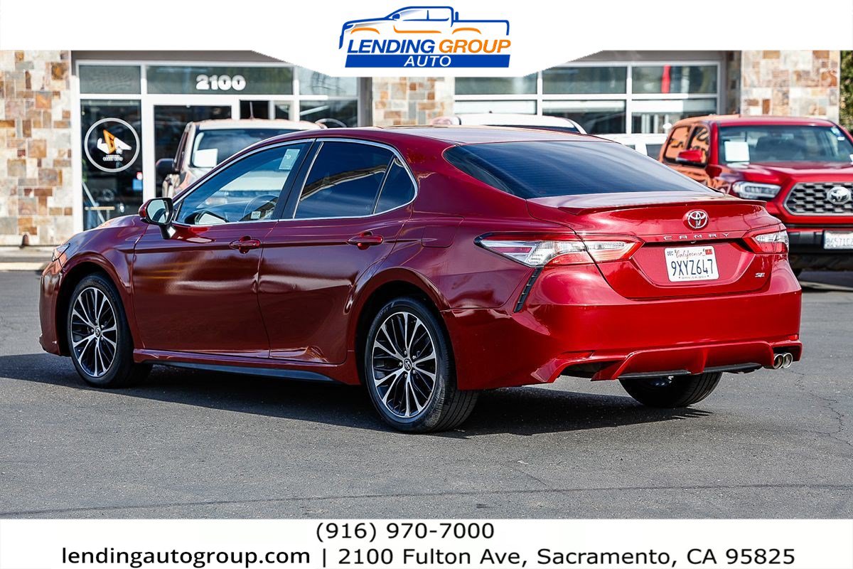 Used 2018 Toyota Camry SE w/ Accessory Appearance Package FWD image 2
