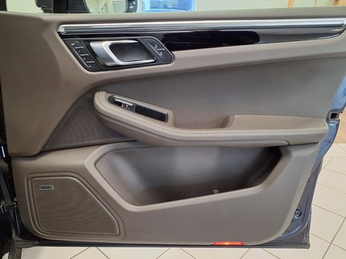 Used 2023 Porsche Macan Turbo AWD/4WD image 12