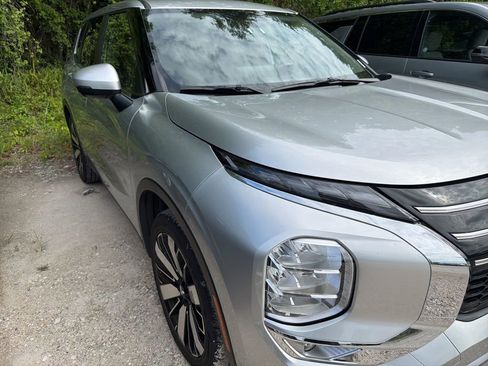Used 2025 Mitsubishi Outlander SE FWD image 3