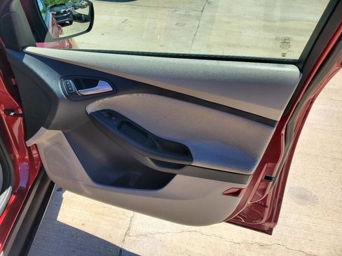 Used 2017 Ford Focus SE FWD image 6