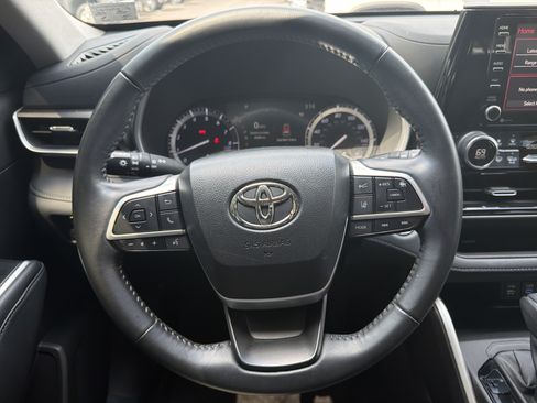 Used 2022 Toyota Highlander XLE AWD/4WD image 18