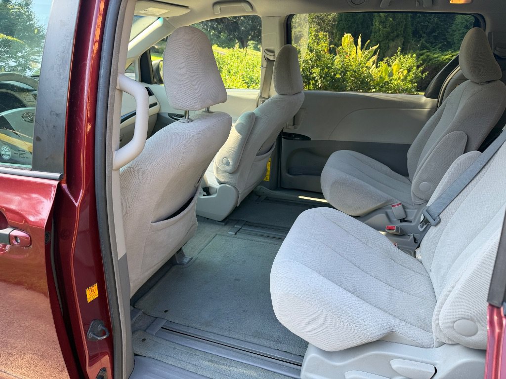 Used 2012 Toyota Sienna LE FWD image 18