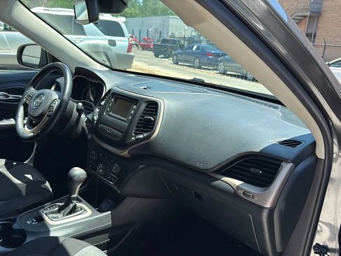 Used 2017 Jeep Cherokee Sport w/ Cold Weather Group FWD image 21