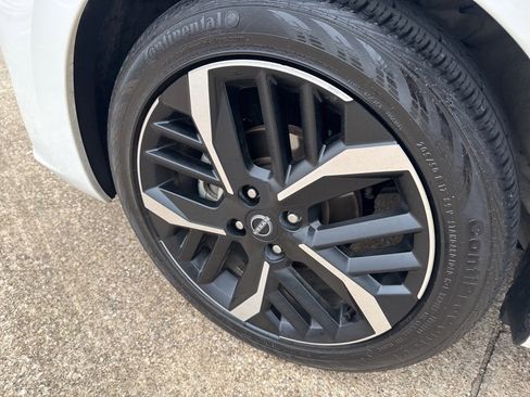 Used 2025 Nissan Versa SR image 13