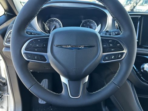 New 2026 Chrysler Pacifica Limited image 18