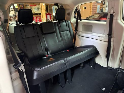Used 2014 Chrysler Town & Country Touring FWD image 29
