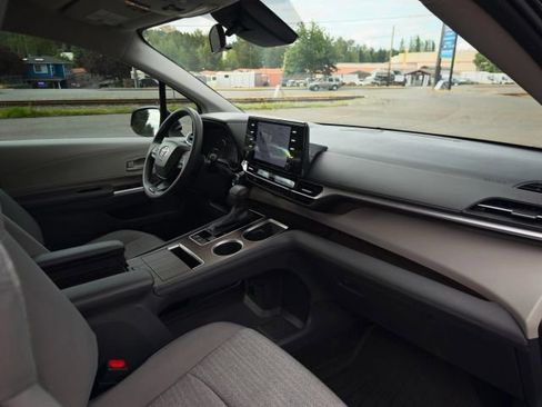 Used 2023 Toyota Sienna LE AWD/4WD image 29