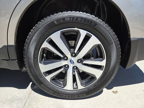 Used 2018 Subaru Outback 3.6R Limited AWD/4WD image 12