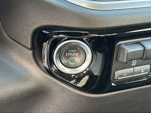 Used 2025 GMC Sierra 1500 SLT image 16