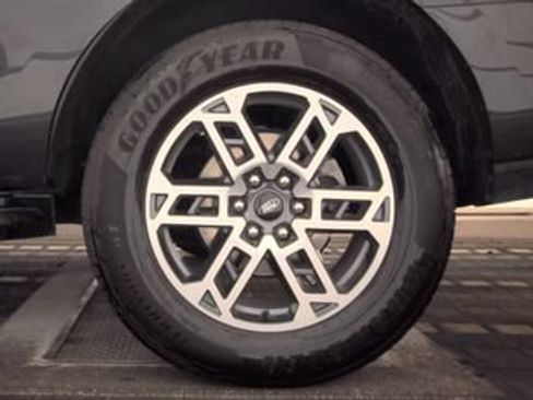 Used 2025 Ford Expedition Active RWD image 8