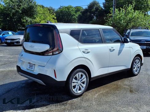 Certified 2025 Kia Soul LX image 2
