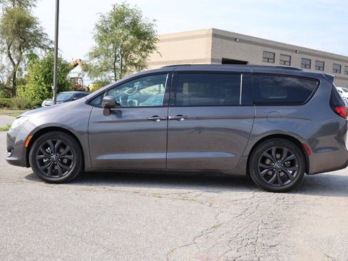 Used 2019 Chrysler Pacifica Touring Plus w/ S Appearance Package FWD image 8