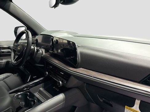 New 2026 Chevrolet Suburban Premier image 32