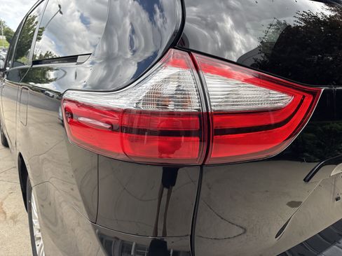 Used 2017 Toyota Sienna XLE FWD image 11