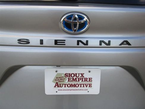 Used 2023 Toyota Sienna XLE image 39