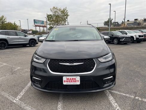 Used 2023 Chrysler Pacifica Limited image 3