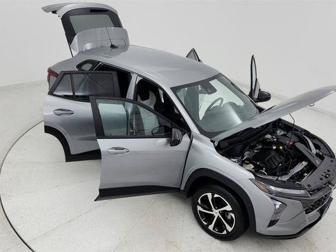 Used 2024 Chevrolet Trax RS FWD image 24