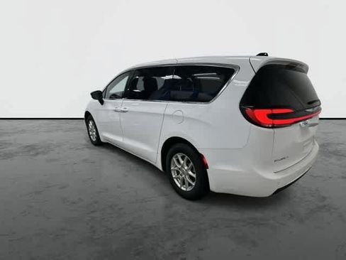 Used 2025 Chrysler Pacifica Select FWD image 9