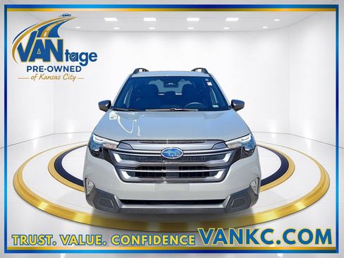 Used 2025 Subaru Forester Premium AWD/4WD image 2