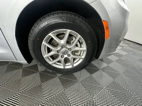 Certified 2024 Chrysler Pacifica Touring-L FWD image 5