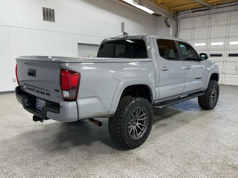 Used 2018 Toyota Tacoma TRD Sport w/ Technology Package image 4