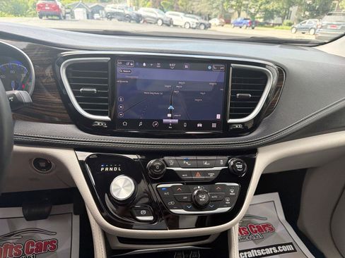 Used 2023 Chrysler Pacifica Limited FWD image 19