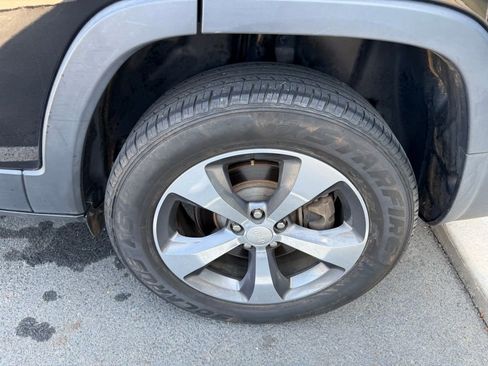 Used 2019 Jeep Cherokee Limited image 8