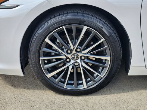 Used 2024 Lexus ES 350 w/ Premium Package FWD image 10