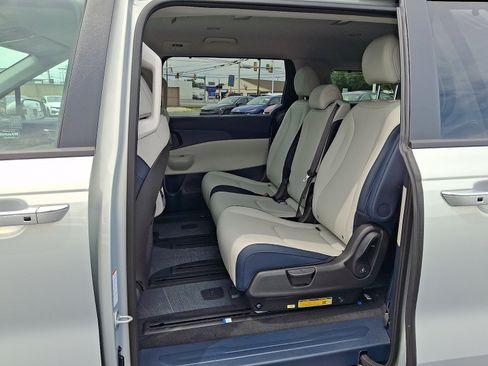 New 2026 Kia Carnival EX FWD image 6