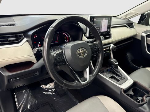 Used 2020 Toyota RAV4 Limited FWD image 18