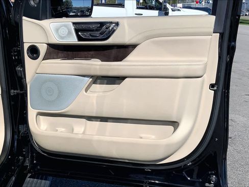 Used 2021 Lincoln Navigator Reserve image 23