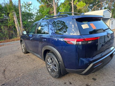 Used 2024 Nissan Pathfinder SV w/ Lighting Package (N92) FWD image 2
