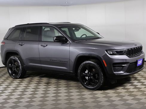 Used 2023 Jeep Grand Cherokee Altitude image 2