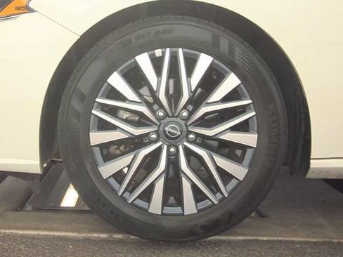 Used 2025 Nissan Altima 2.5 SV FWD image 3