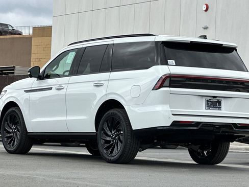 New 2026 Lincoln Navigator Reserve w/ Jet Appearance Package AWD/4WD image 5